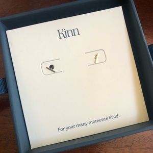 Kinn Micro Bar Stud Earrings